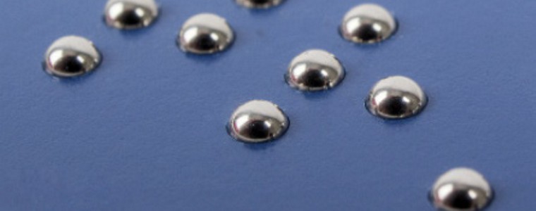 Focus sur les plaques en braille